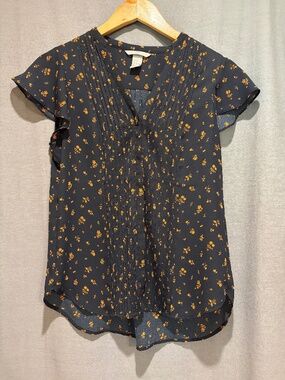 H&M Navy Blue Gold Floral Flutter Sleeve Pintuck Button-Up Blouse Womens Size 2